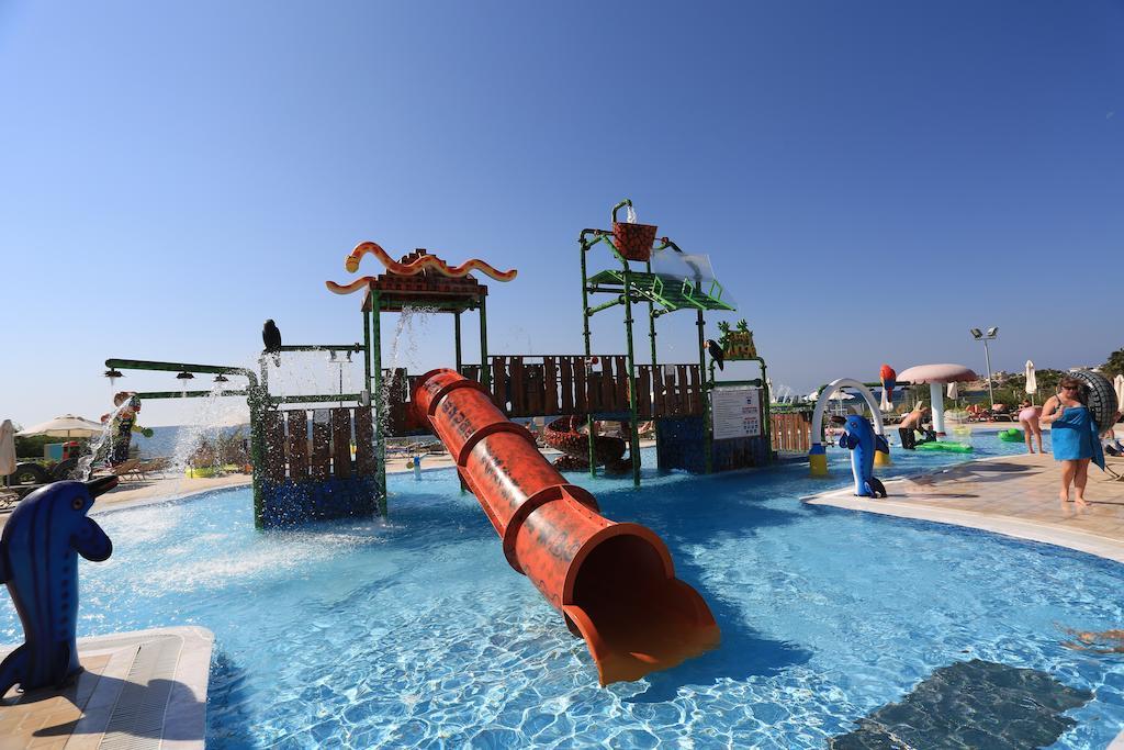 Aqua Sol Water Park Resort Paphos Eksteriør billede